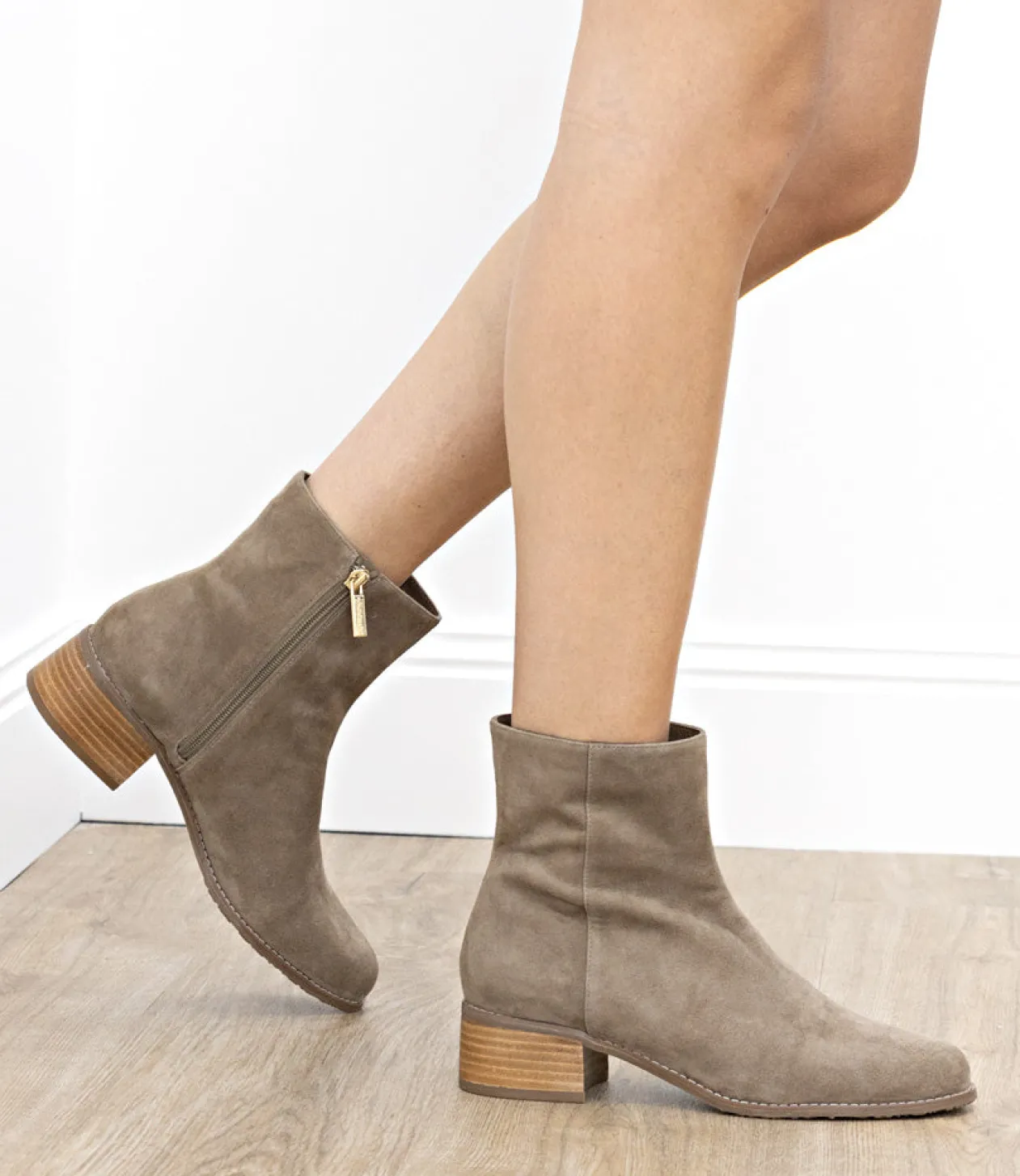 Weston40 Ankle Boot With Zip In Latte Suede