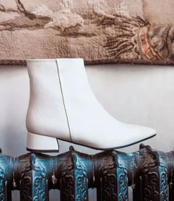Zana35 Pointed Ankle Boot In Cream