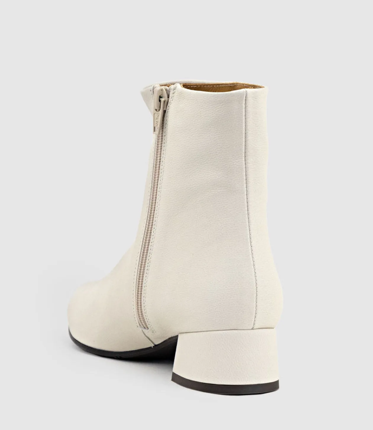 Zana35 Pointed Ankle Boot In Cream